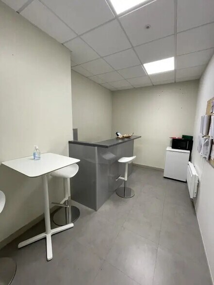 Flex in La Chapelle-sur-Erdre for lease - Interior Photo - Image 3 of 6