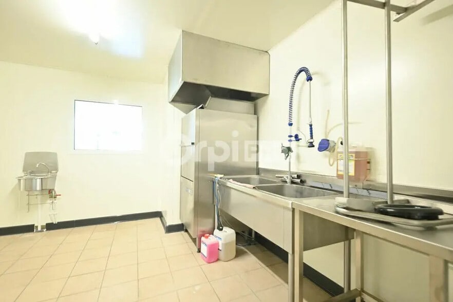 Flex in Grenay for lease - Interior Photo - Image 2 of 13