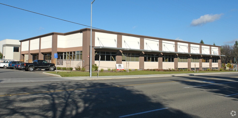 8525 N Cedar Ave, Fresno, CA for lease - Building Photo - Image 1 of 3