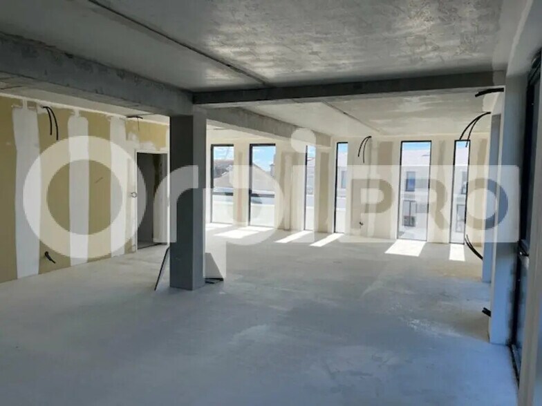 Office in La Rochelle for lease - Interior Photo - Image 2 of 6