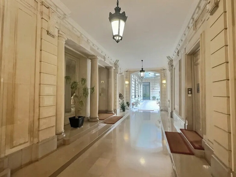 20 Avenue De Friedland, Paris for lease - Lobby - Image 1 of 10