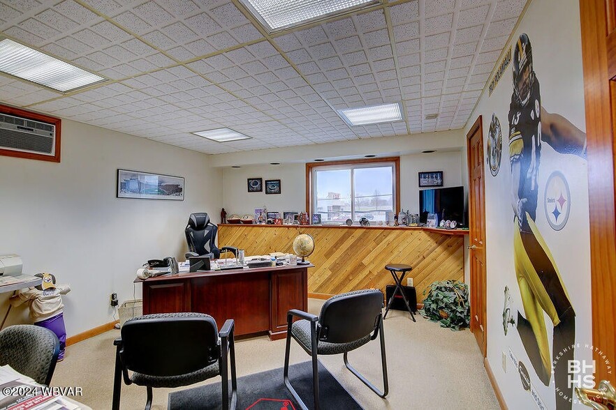 102 S Henderson St, Lock Haven, PA for sale - Interior Photo - Image 3 of 28