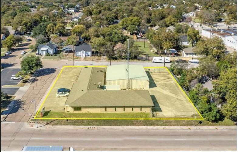 2121 W Waco Dr, Waco, TX for lease - Building Photo - Image 1 of 2