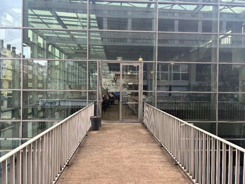 Office in Lyon for lease - Lobby - Image 1 of 3