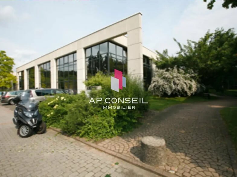 Office in Guyancourt for lease - Building Photo - Image 2 of 9