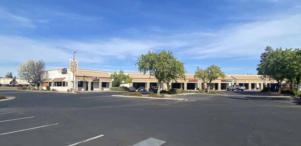 2700-2780 W Shaw Ave, Fresno, CA for lease - Building Photo - Image 1 of 9