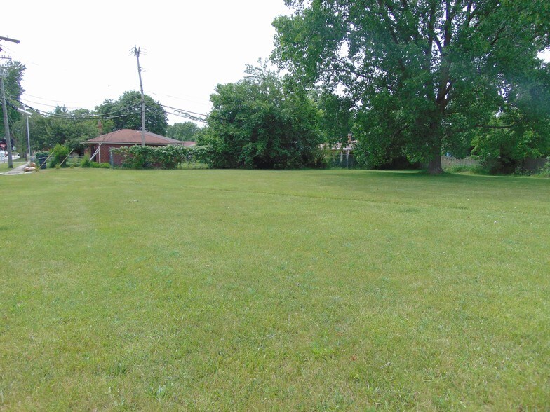 11565 Erdmann Rd, Sterling Heights, MI for sale - Primary Photo - Image 1 of 1