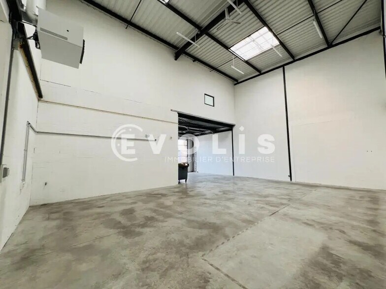 Flex in Collégien for lease - Interior Photo - Image 2 of 9