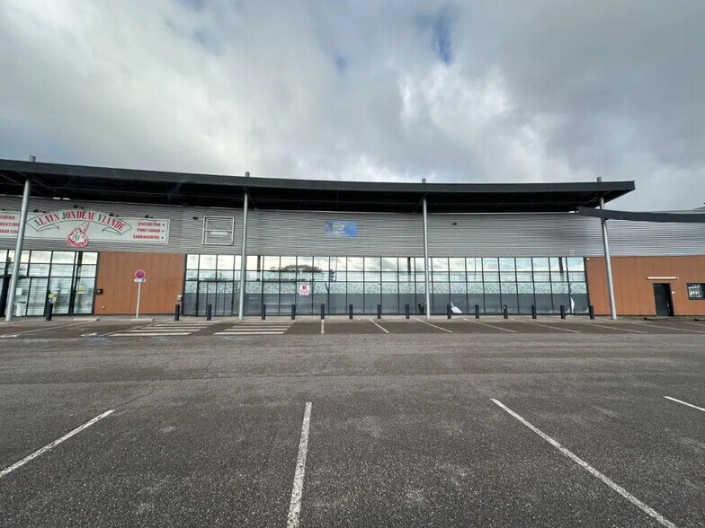 Retail in Torcy for lease - Building Photo - Image 3 of 10