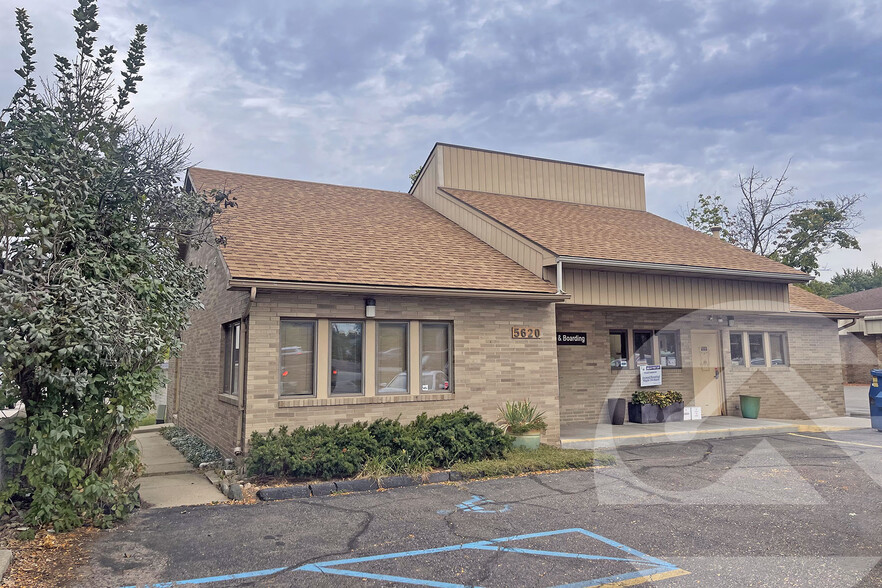 5620 W Maple Rd, West Bloomfield, MI for sale - Building Photo - Image 1 of 2