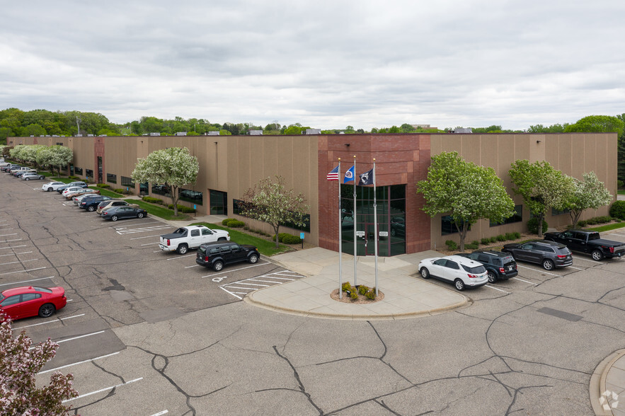 915 Blue Gentian Rd, Eagan, MN for sale - Primary Photo - Image 1 of 1