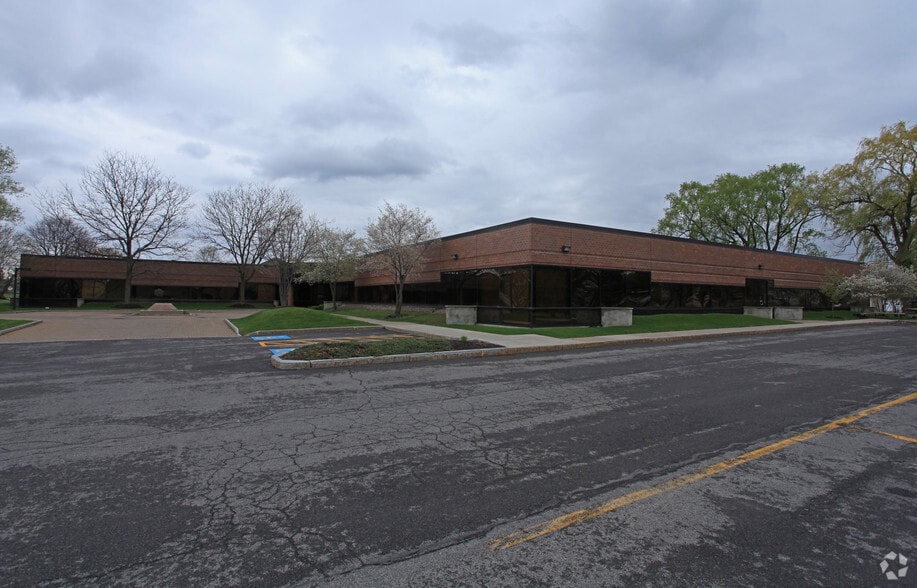 5000 Campuswood Dr, East Syracuse, NY 13057