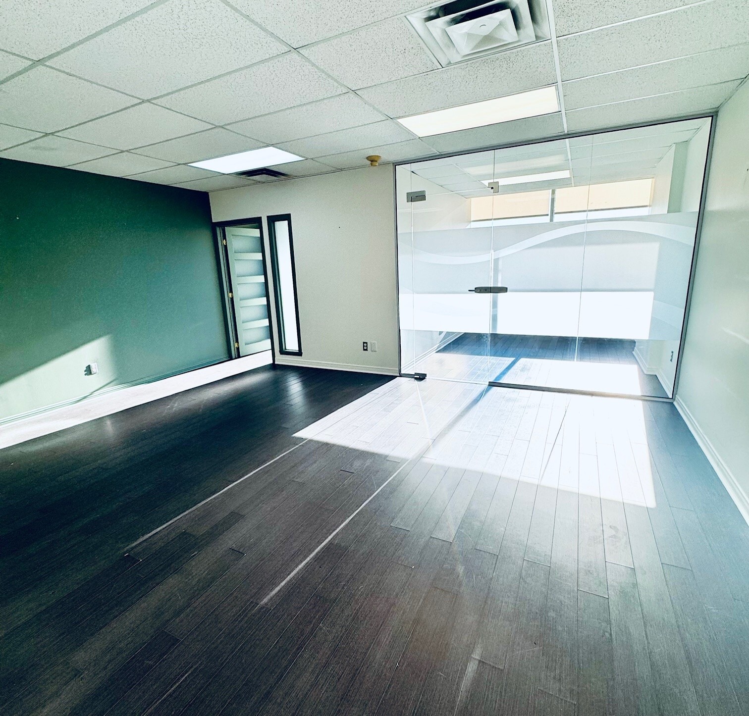 2-14 Boul Désaulniers, Saint-lambert, QC for lease Interior Photo- Image 1 of 4