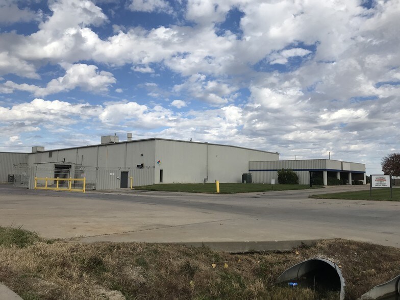9800 York St, Wichita, KS for sale - Building Photo - Image 1 of 1