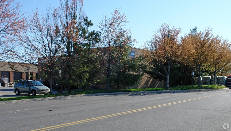 2811 Merrilee Dr, Fairfax, VA for lease - Building Photo - Image 2 of 2