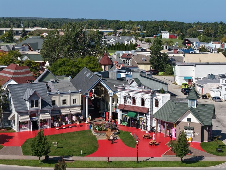 102-258 S Huron Ave, Mackinaw City, MI for lease - Building Photo - Image 2 of 5