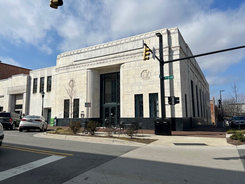 39 2nd St NW, Hickory, NC for sale - Building Photo - Image 1 of 1