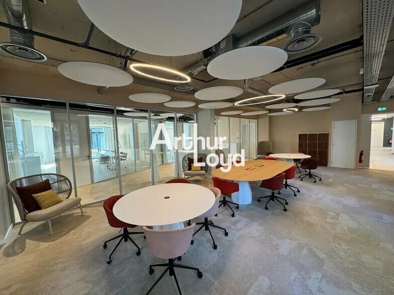 Coworking Space in Valbonne for lease - Building Photo - Image 3 of 7