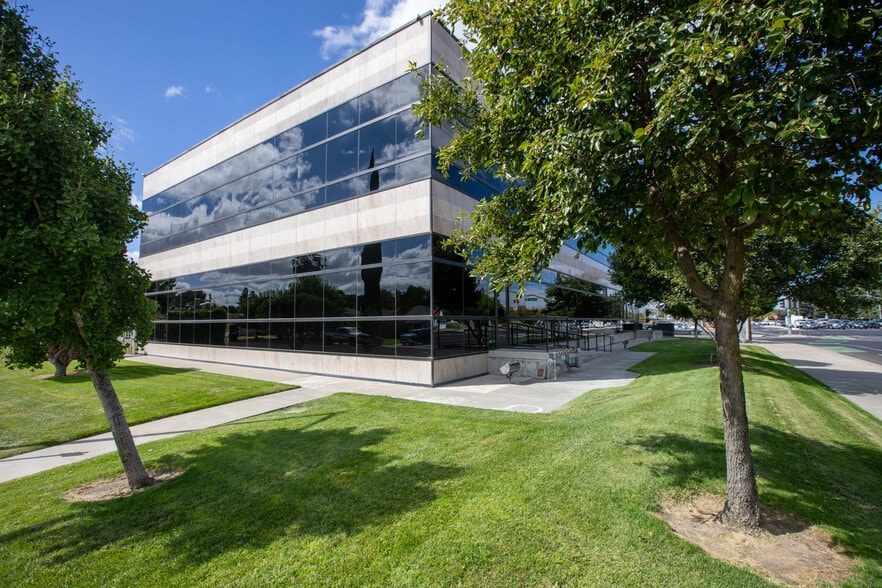 1552 Coffee Rd, Modesto, CA for lease - Building Photo - Image 3 of 16
