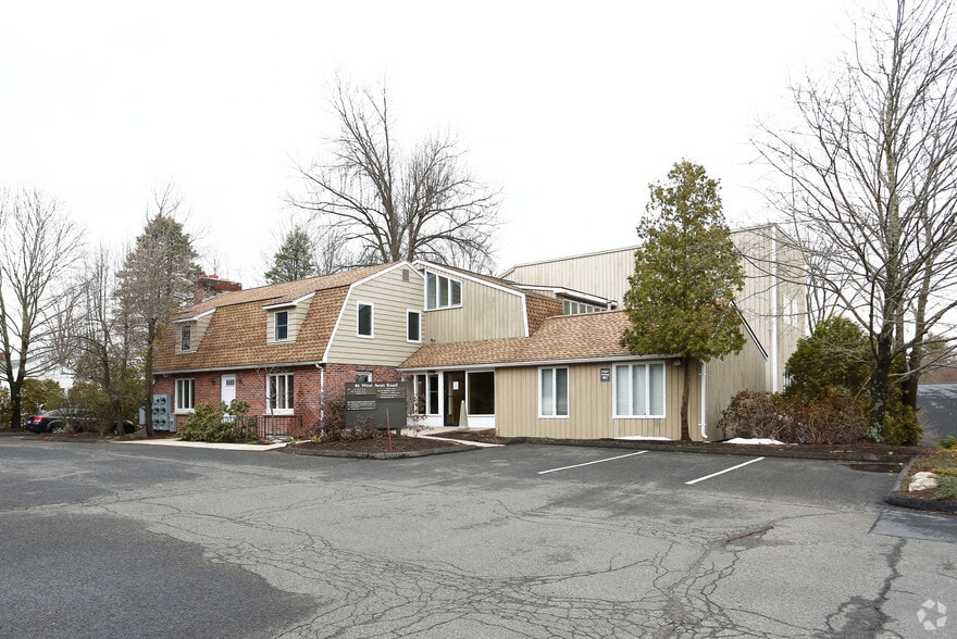46 W Avon Rd, Avon, CT 06001