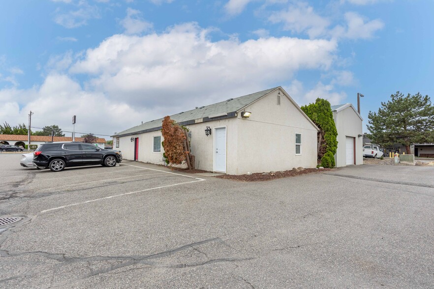 5428 W Clearwater Ave, Kennewick, WA for lease - Building Photo - Image 2 of 23