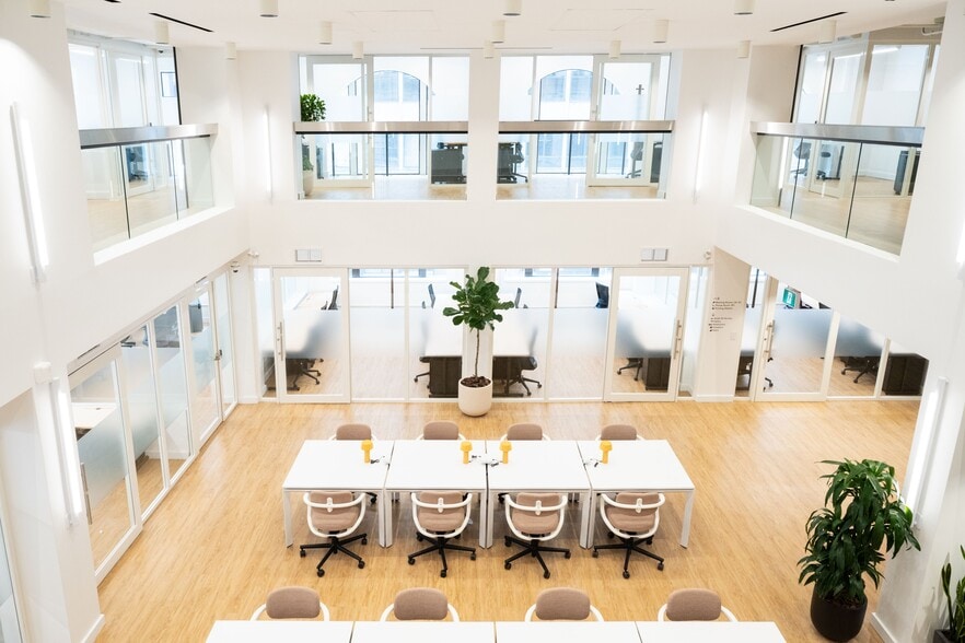 353-359 Bay St, Toronto, ON for lease - Interior Photo - Image 3 of 9