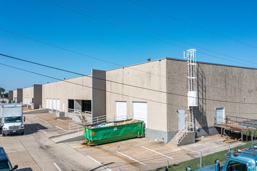 10790-10804 N Stemmons Fwy, Dallas, TX for lease - Building Photo - Image 2 of 6