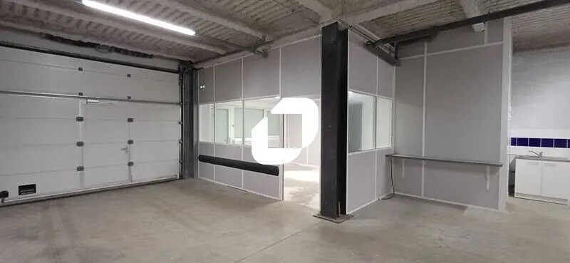 Office in Aubergenville for lease Interior Photo- Image 1 of 7