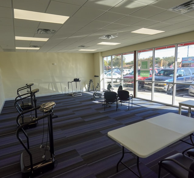 6623 S Zarzamora St, San Antonio, TX for lease - Building Photo - Image 3 of 19