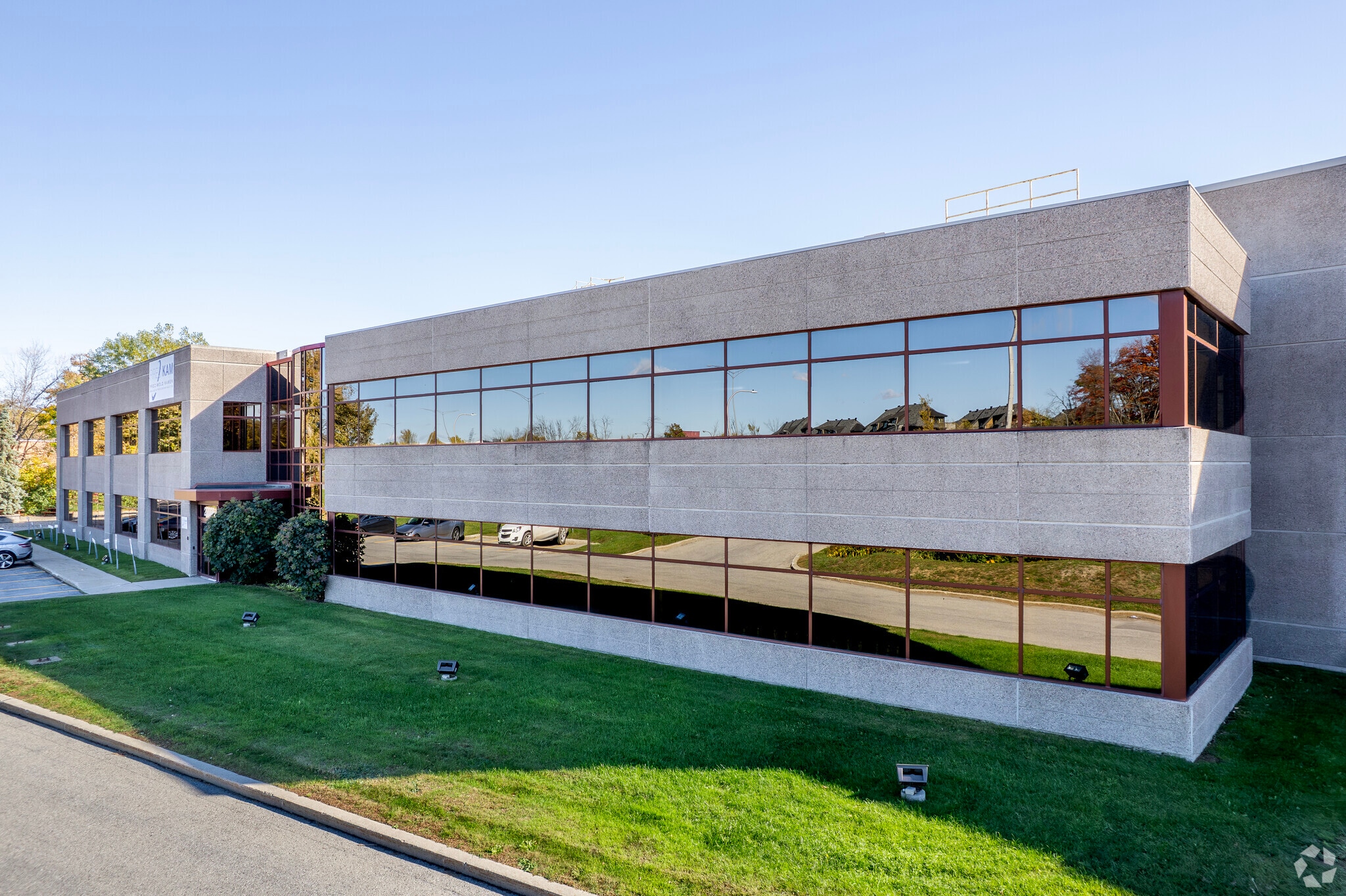 22000-22200 Aut Transcanadienne, Baie-d'urfe, QC for sale Primary Photo- Image 1 of 1