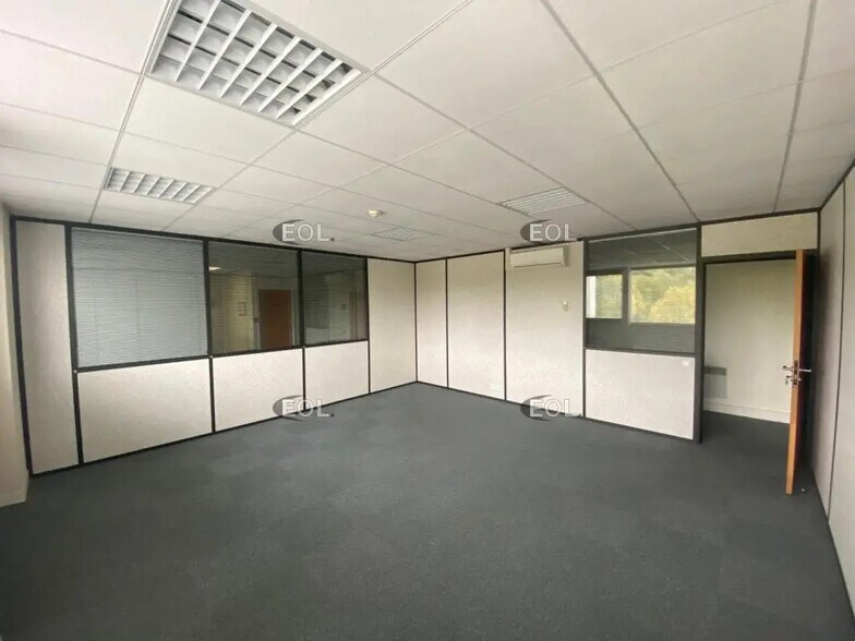 Industrial in Lieusaint for lease - Interior Photo - Image 2 of 11