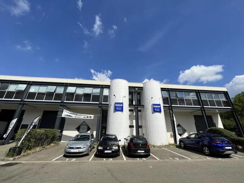 Industrial in Élancourt for lease - Building Photo - Image 1 of 6