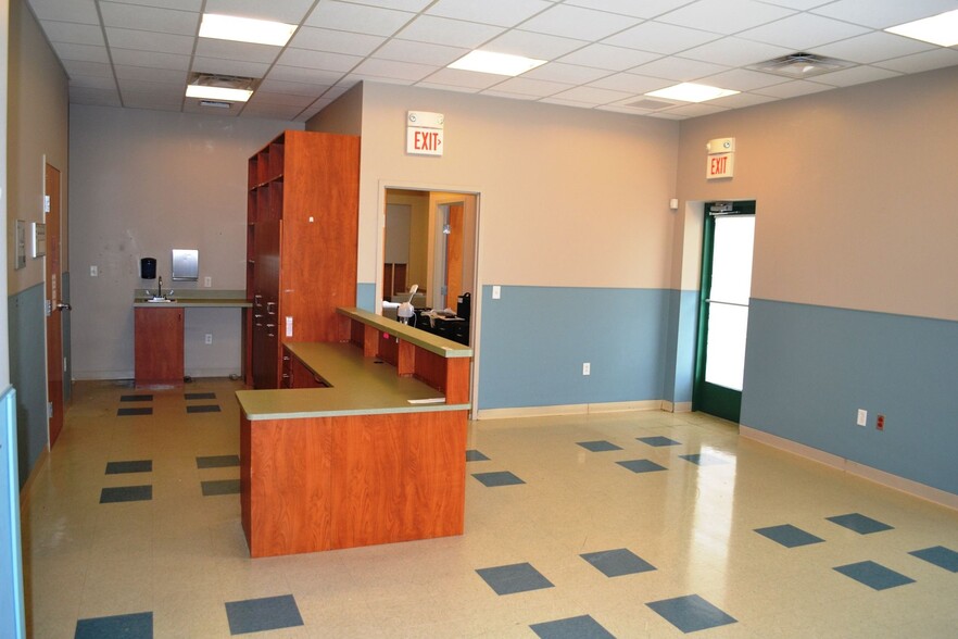 7415-7425 Lee Davis Rd, Mechanicsville, VA for lease - Interior Photo - Image 2 of 10