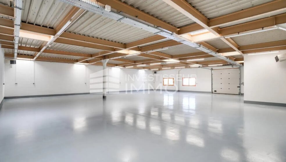 Flex in Croissy-Beaubourg for lease - Interior Photo - Image 1 of 4