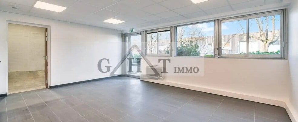 Office in Torcy for lease - Interior Photo - Image 3 of 3
