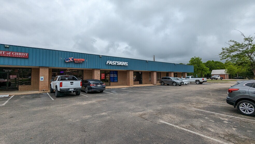 505 W University Ave, Georgetown, TX for lease - Building Photo - Image 3 of 6