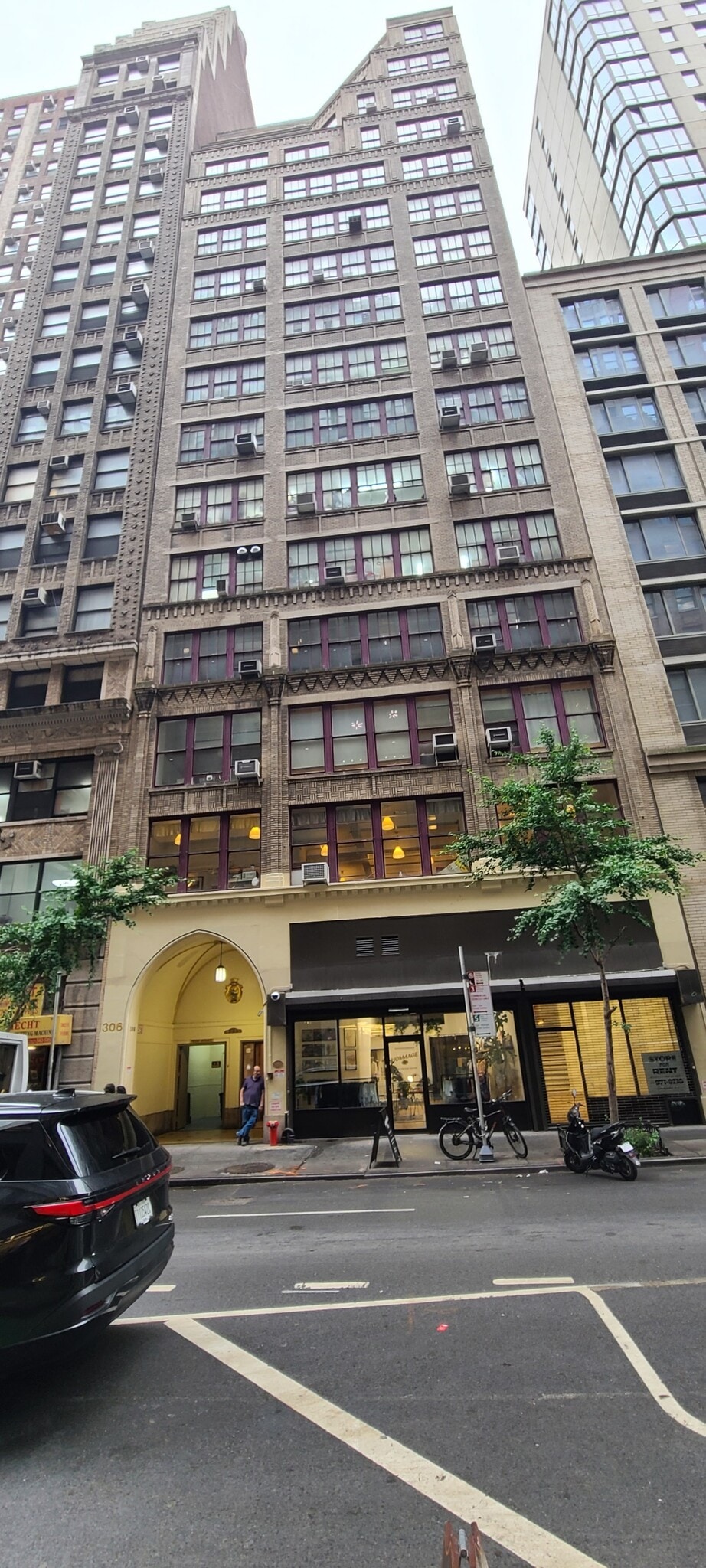 306 W 38th St, New York, NY for lease Building Photo- Image 1 of 11