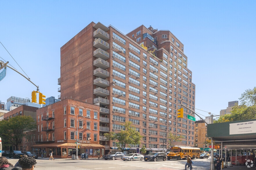 401 E 74th St, New York, NY for lease - Building Photo - Image 2 of 21