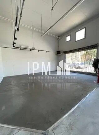 Retail in Aubagne for lease - Interior Photo - Image 1 of 9