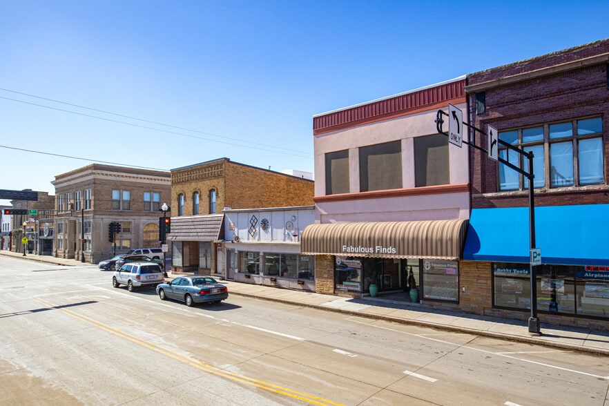 811 Oregon St, Oshkosh, WI for sale - Building Photo - Image 3 of 4