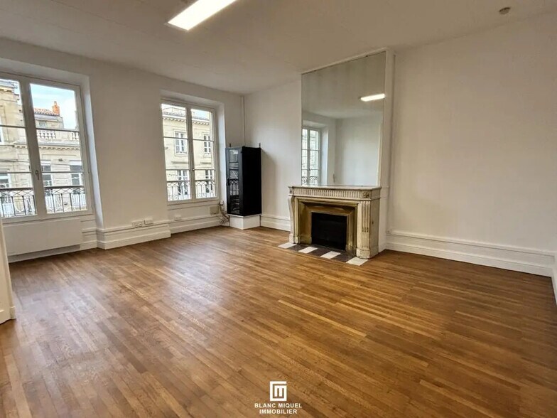 Office in Bordeaux for lease - Interior Photo - Image 1 of 7