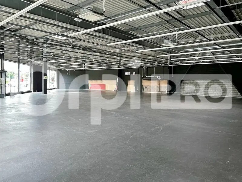 Retail in Arras for lease Building Photo- Image 1 of 10