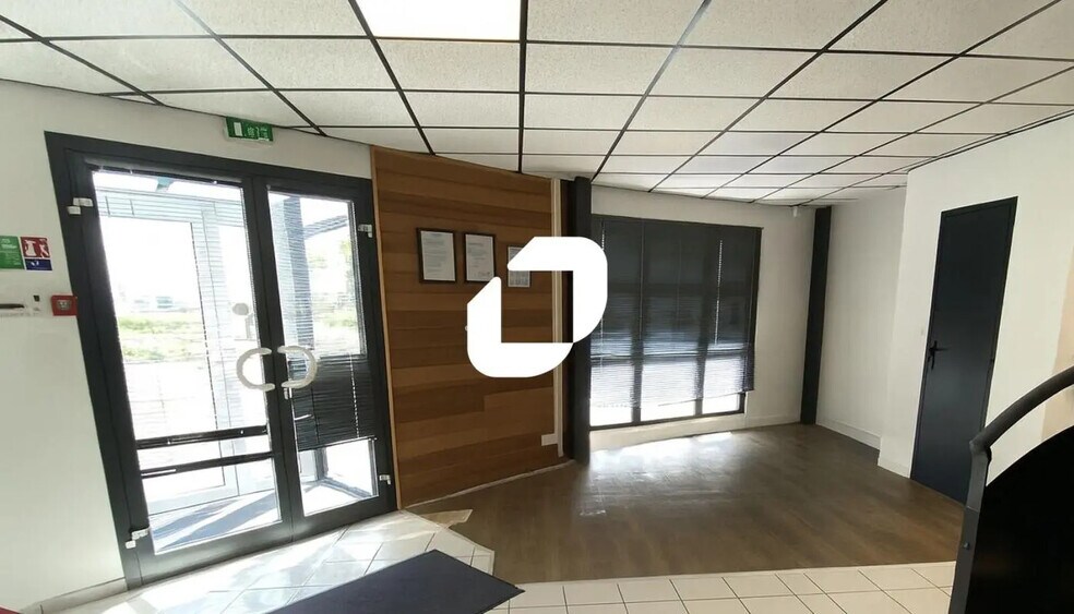 Office in Couëron for lease - Lobby - Image 3 of 5