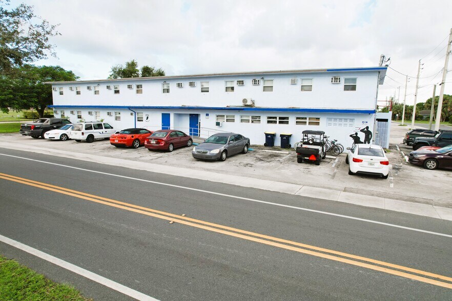701 SE Tarpon Ave, Stuart, FL for sale - Primary Photo - Image 1 of 1