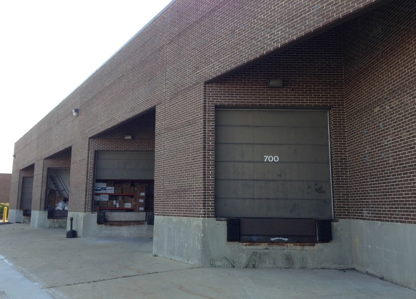 700 Remington Rd, Schaumburg, IL for lease - Building Photo - Image 3 of 11