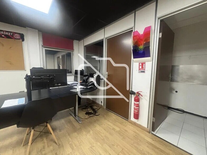 Office in Buc for lease - Building Photo - Image 3 of 7