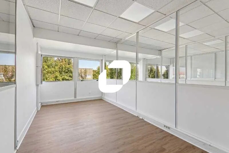 13 Avenue Des 3 Peuples, Montigny-le-Bretonneux for lease - Interior Photo - Image 3 of 18