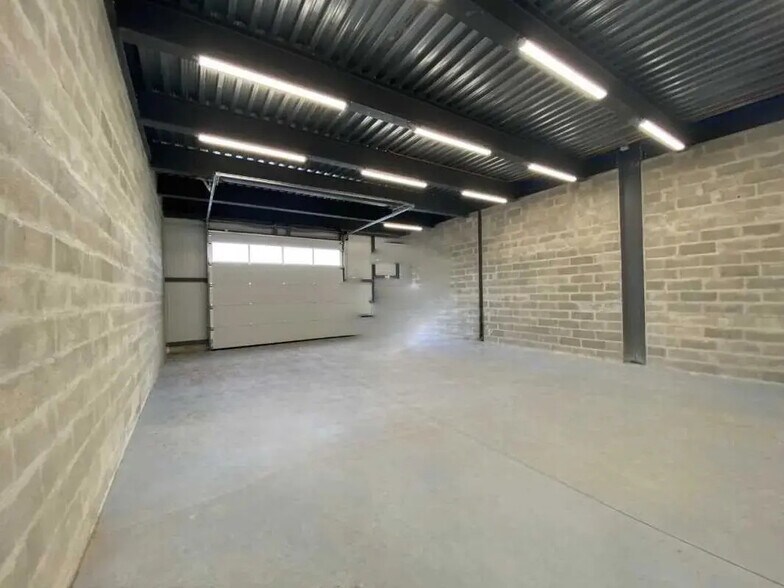 Industrial in BOIS-D'ARCY for lease - Building Photo - Image 2 of 5