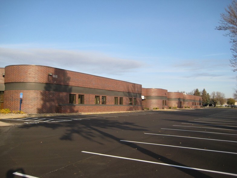 6601 Shingle Creek Pky, Brooklyn Center, MN for sale - Building Photo - Image 1 of 1