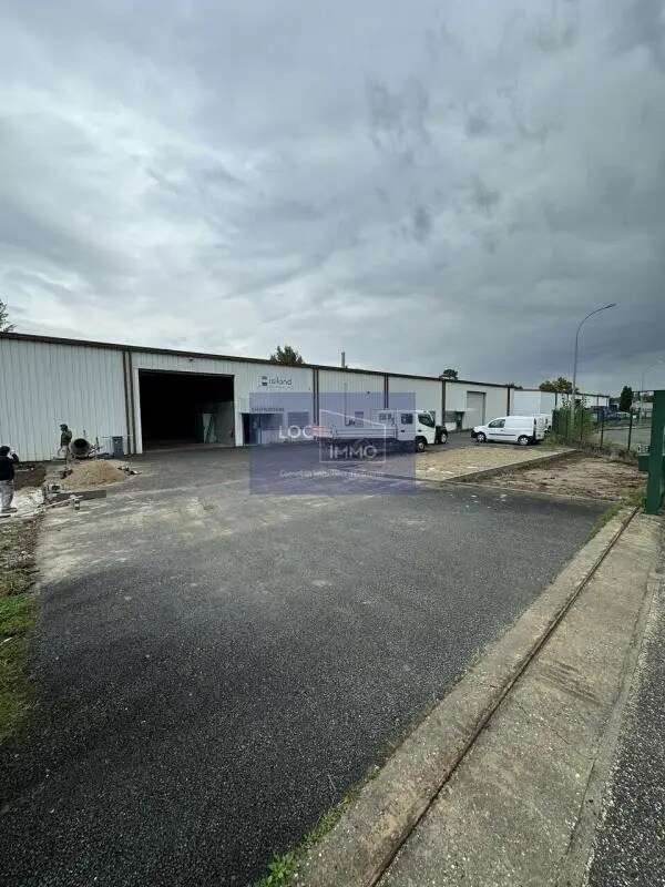 Industrial in Eysines for lease Building Photo- Image 1 of 5